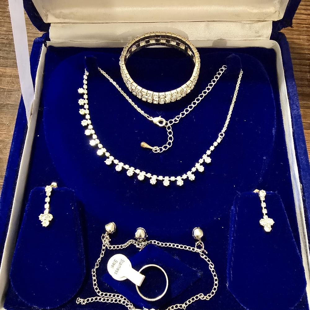 Elegant Silver Jewelry Set with Crystals